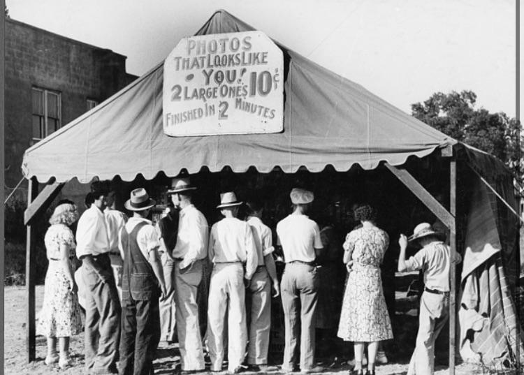 Steele, Missouri, A Crowd in front of a photographer’s tent, 1938