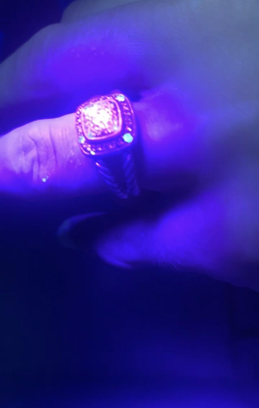 A few of the diamonds on my ring glow under UV light. USLUCK