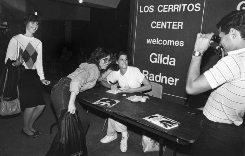 Fans of Gilda Radner have their picture taken with the comedienne at